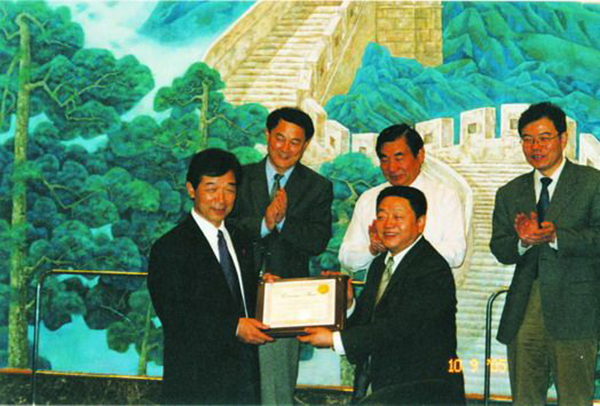 国家卫生部副部长王陇德（左一）获2005年“恩德思医学科学技术奖”杰出贡献奖